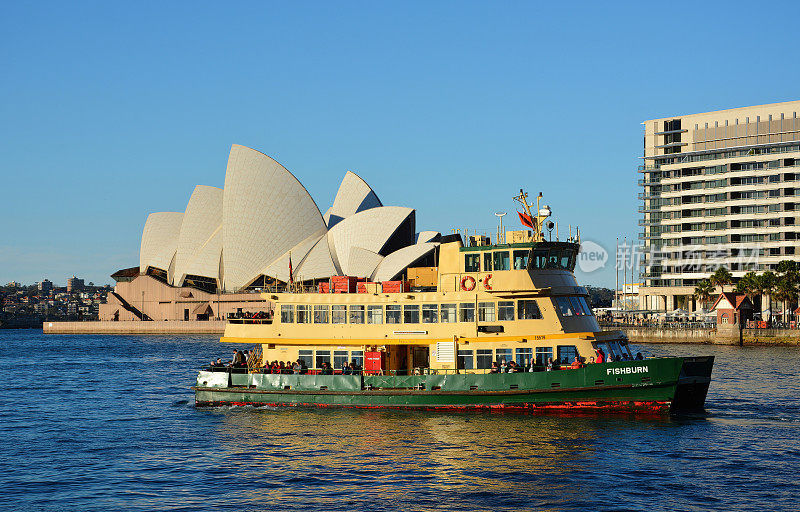 澳大利亚新南威尔士州，一艘悉尼海港客运渡轮MV Fishburn正驶向环形码头，背景是悉尼歌剧院。